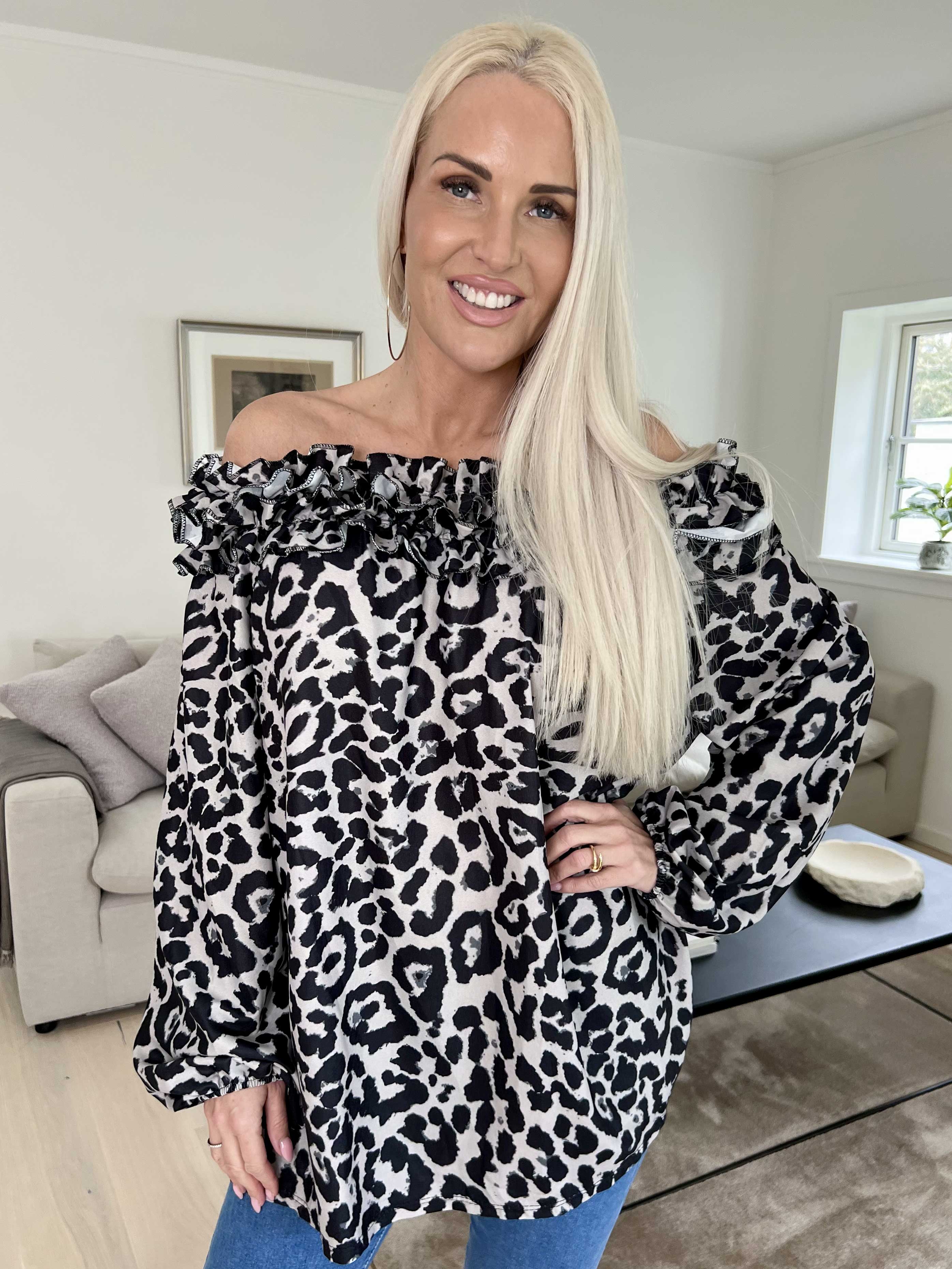 Chili Leo - Fineste tunika i leopardprint med flæser i udskæringen